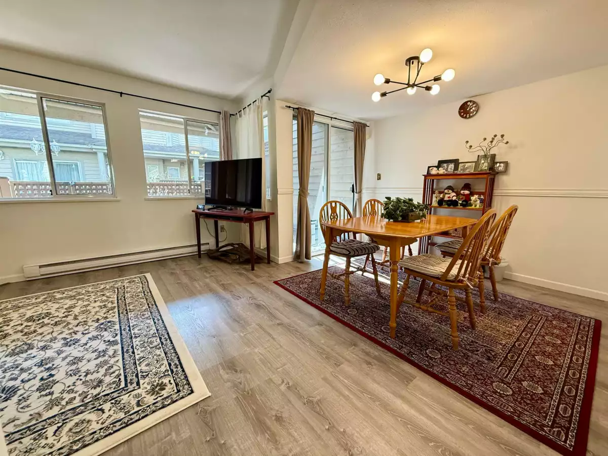 Living Room Photo of 10 815 Tobruck Avenue, North Vancouver, BC