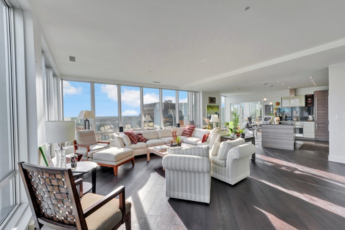 Breakfast Nook Photo of 2106 989 Nelson Street, Vancouver, BC