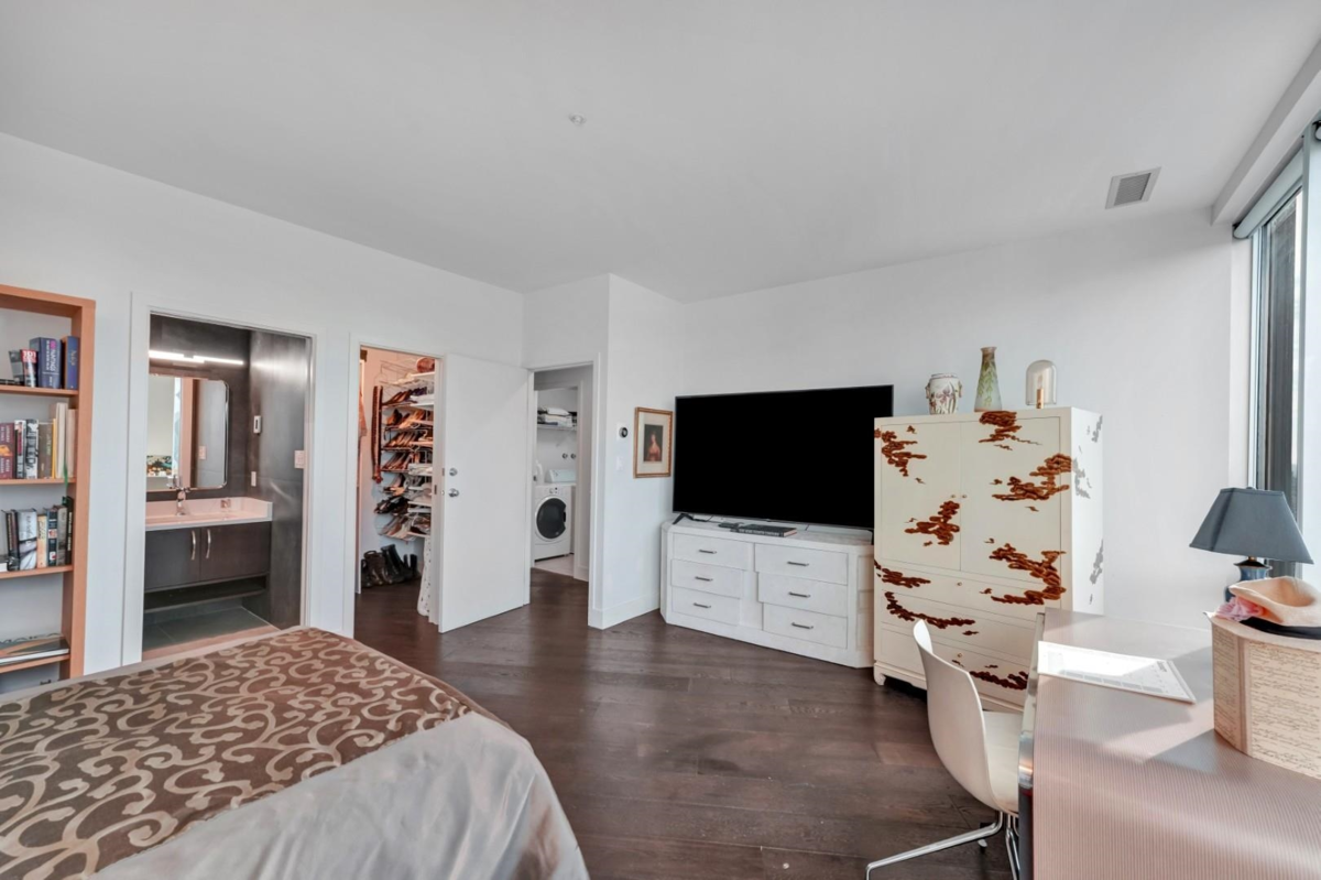 Front Yard Photo of 2106 989 Nelson Street, Vancouver, BC