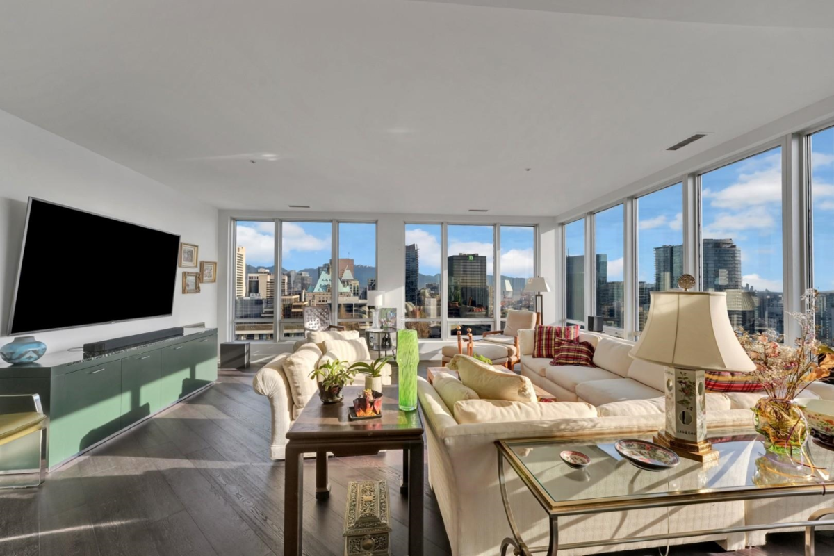 Walk-In Closet Photo of 2106 989 Nelson Street, Vancouver, BC