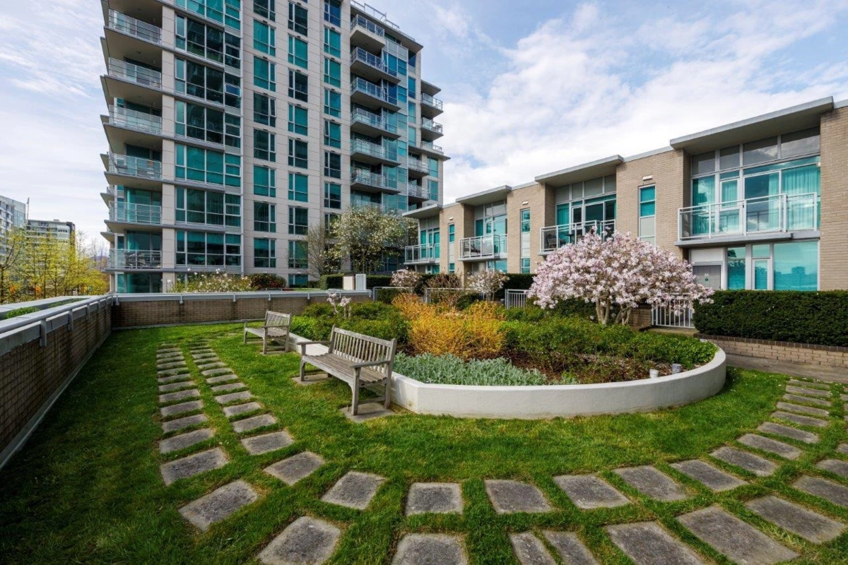 Backyard Photo of 2107 188 E Esplanade, North Vancouver, BC