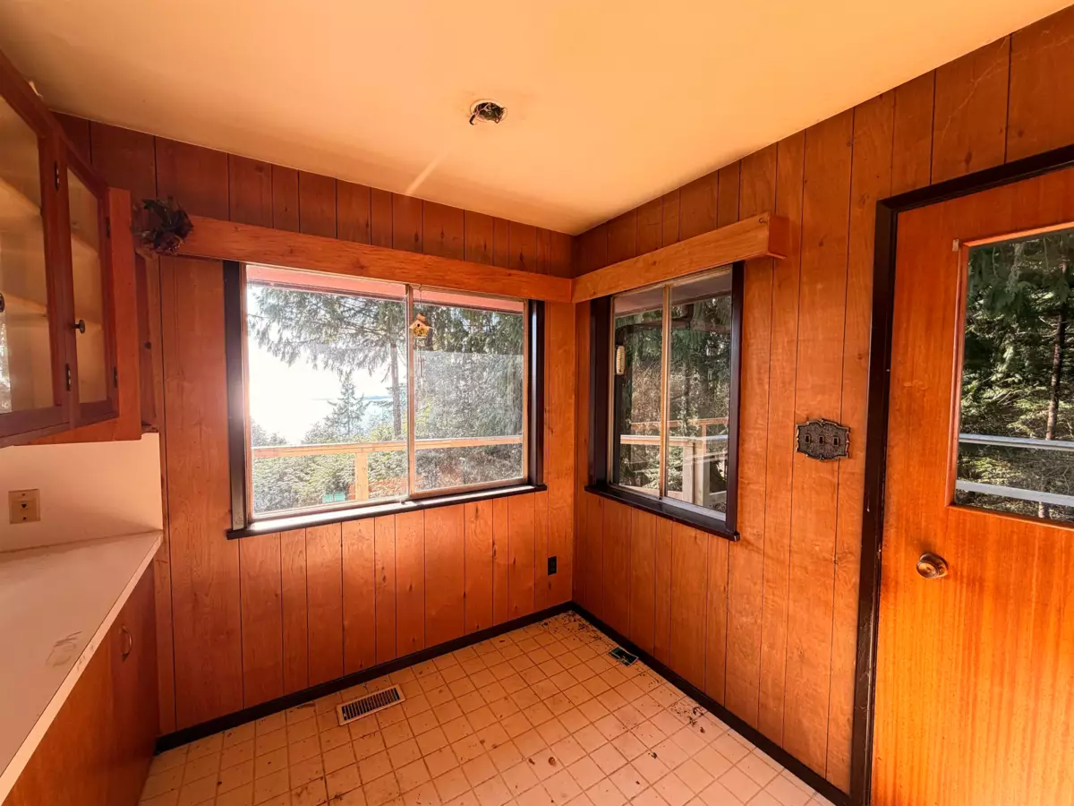 Kitchen Photo of 8131 Redrooffs Road, Halfmoon Bay, BC