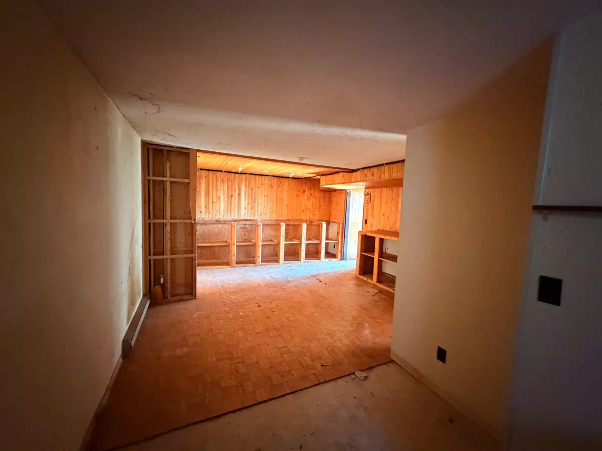 Walk-In Closet Photo of 8131 Redrooffs Road, Halfmoon Bay, BC