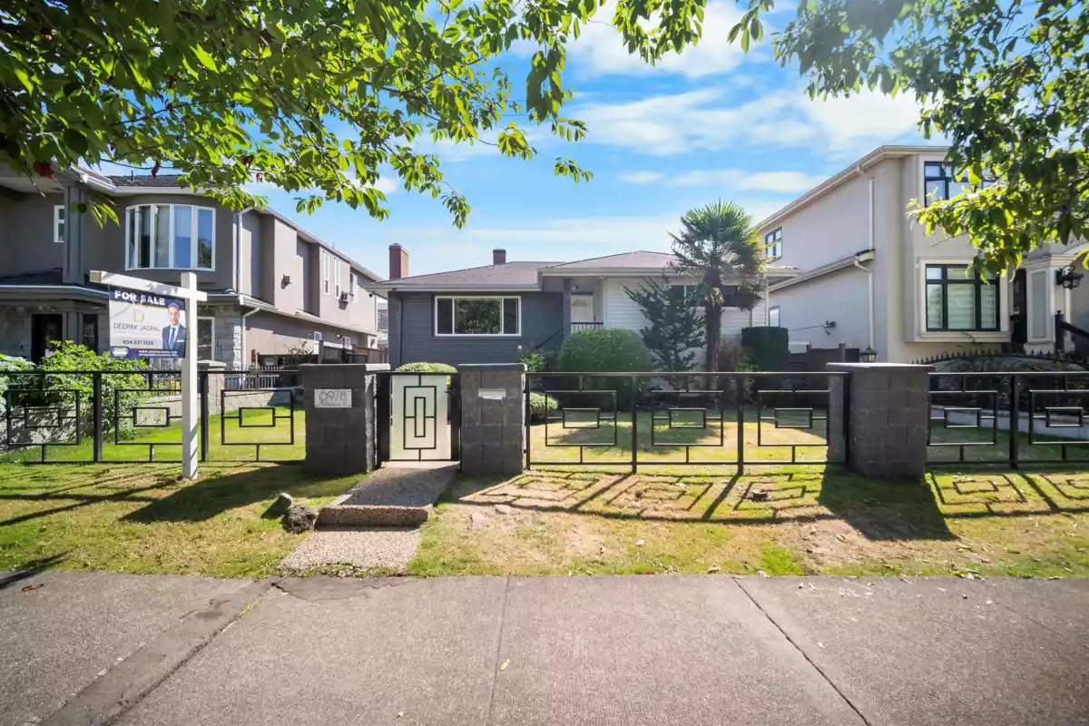 Entry Foyer Photo of 6978 Mckinnon Street, Vancouver, BC