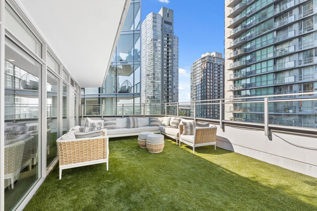 Garden / Landscaping Photo of 201 499 Pacific Street, Vancouver, BC