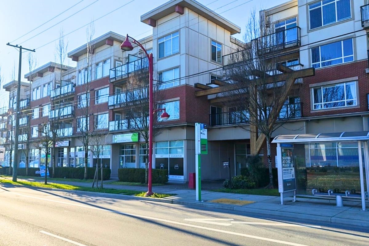Living Room Photo of 319 7511 120 Street, Delta, BC