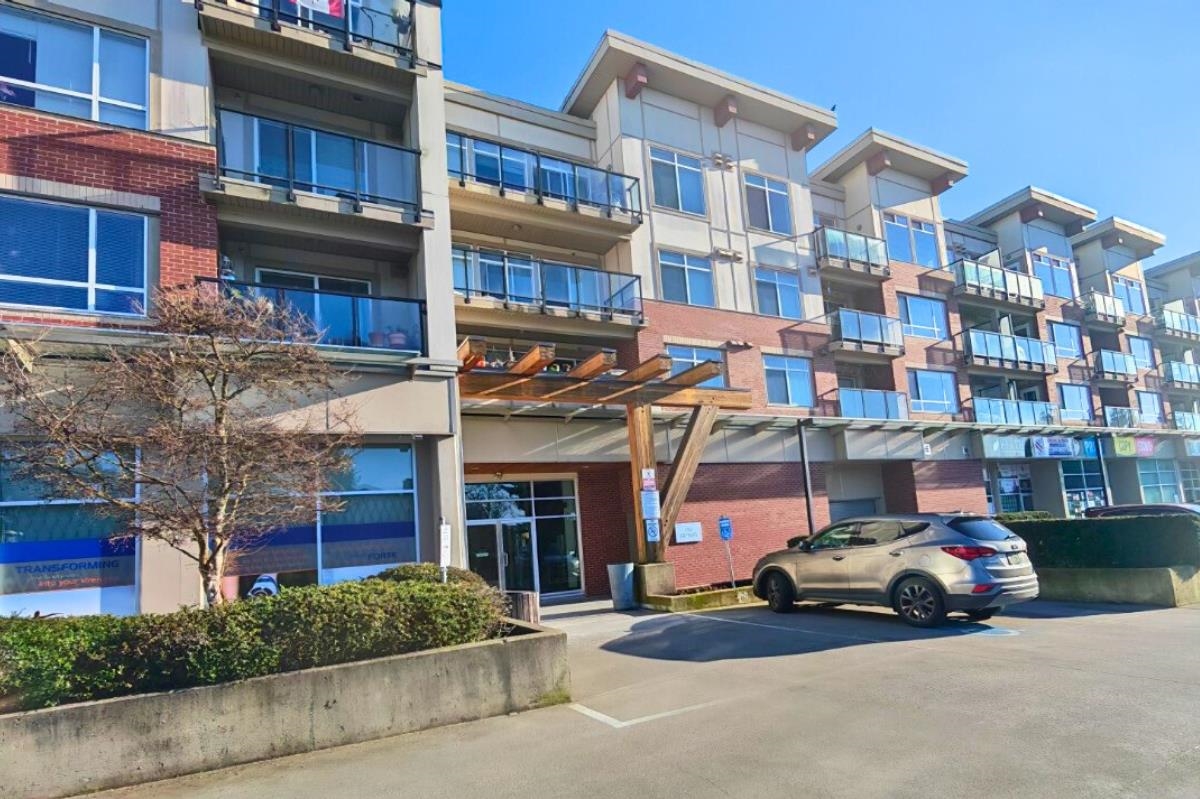 Swimming Pool Photo of 319 7511 120 Street, Delta, BC