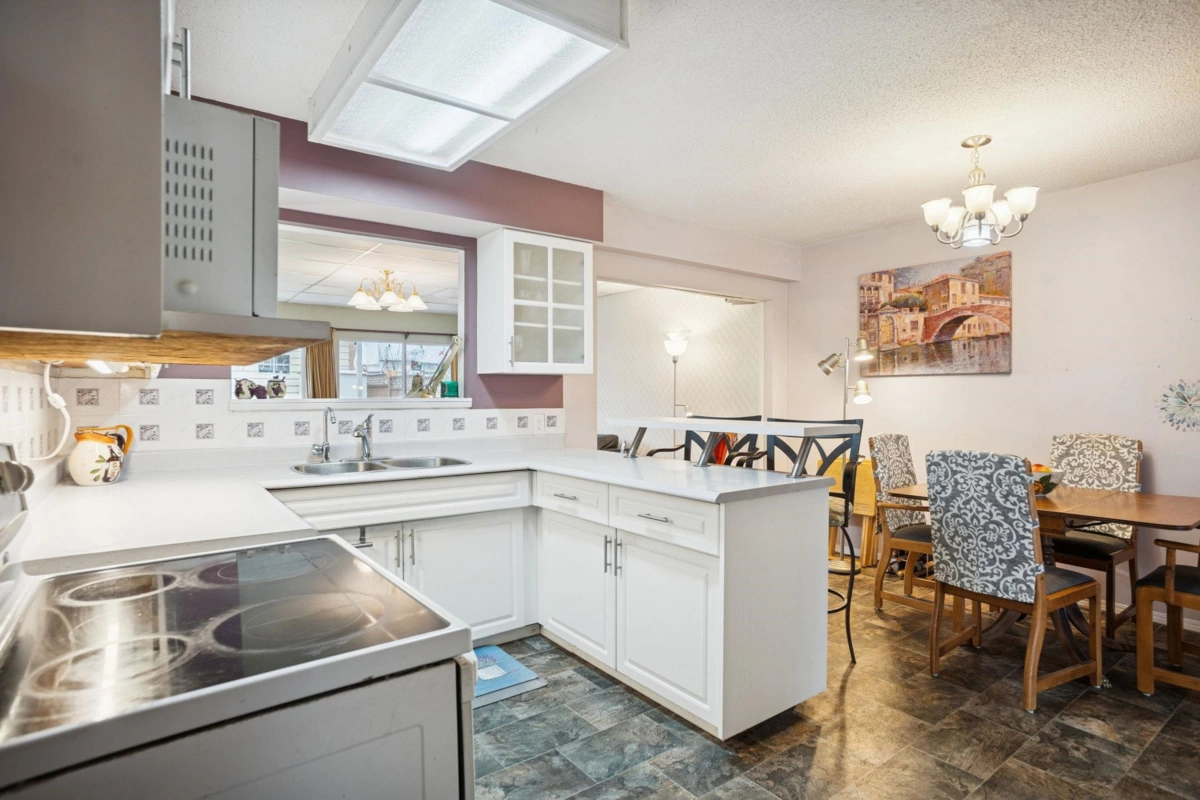 Breakfast Nook Photo of 8264 14th Avenue, Burnaby, BC