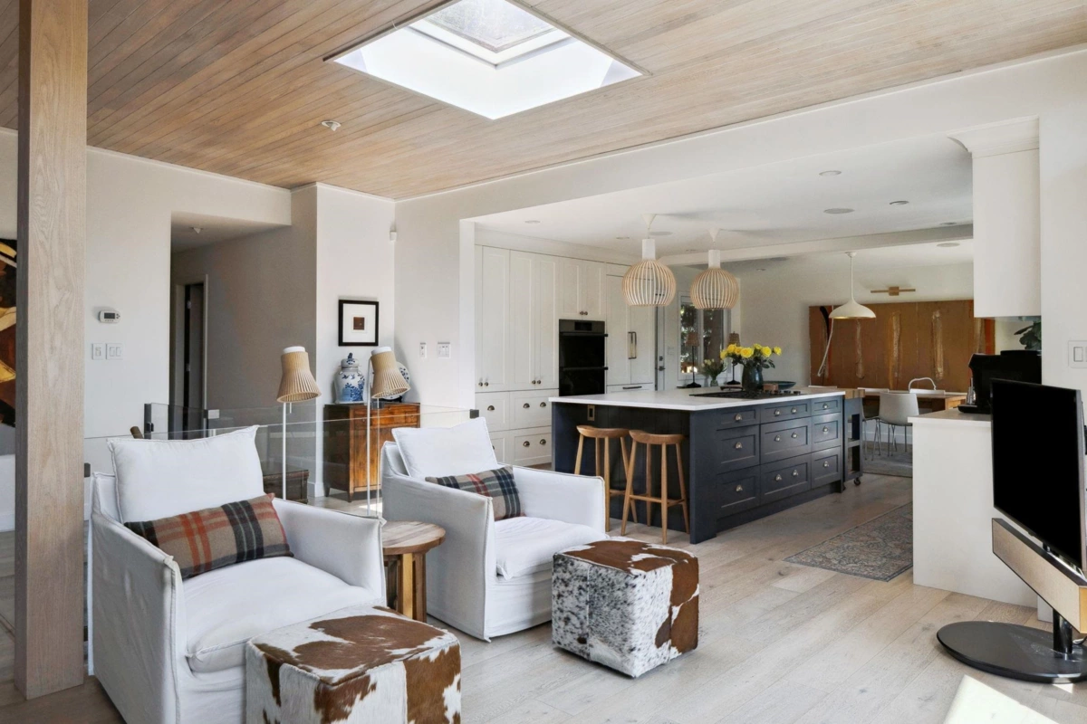 Kitchen Island Photo of 4445 Stone Court, West Vancouver, BC