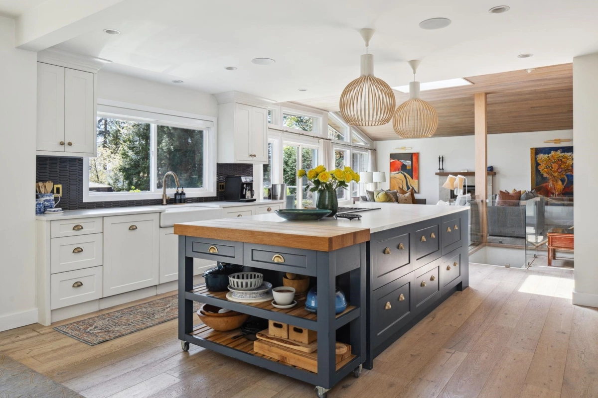 Living Room Photo of 4445 Stone Court, West Vancouver, BC