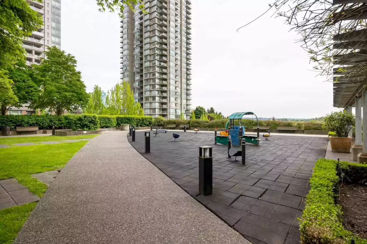 Kitchen Island Photo of 701 2975 Atlantic Avenue, Coquitlam, BC