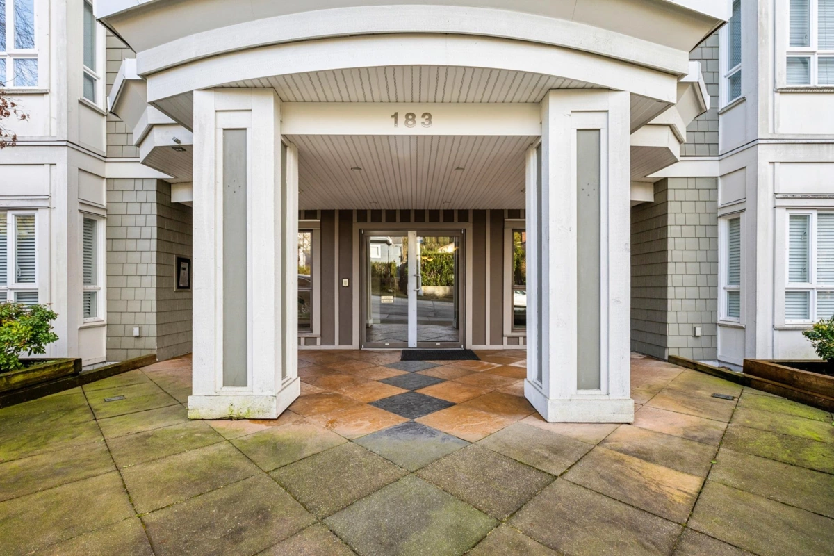 Front Yard Photo of 404 183 W 23rd Street, North Vancouver, BC