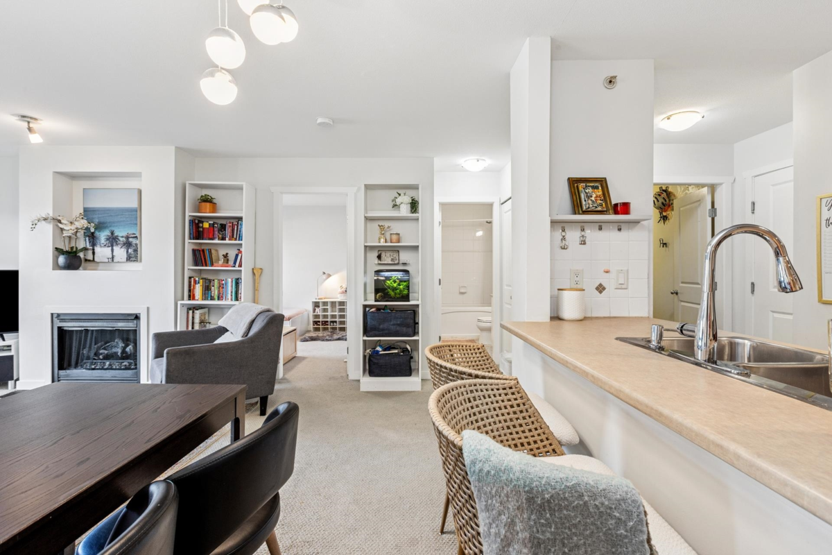 Kitchen Island Photo of 404 183 W 23rd Street, North Vancouver, BC
