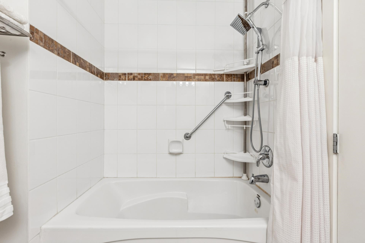 Loft / Bonus Room Photo of 404 183 W 23rd Street, North Vancouver, BC