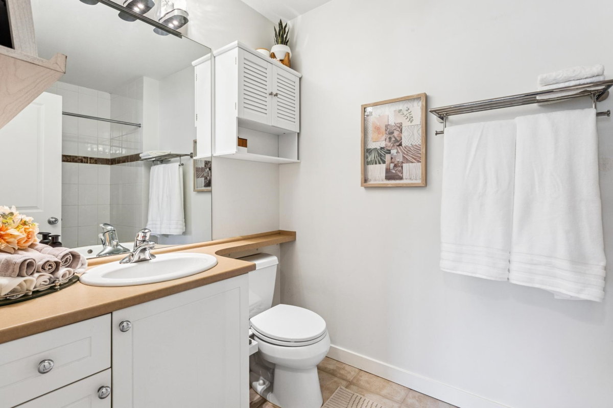 Office / Den Photo of 404 183 W 23rd Street, North Vancouver, BC