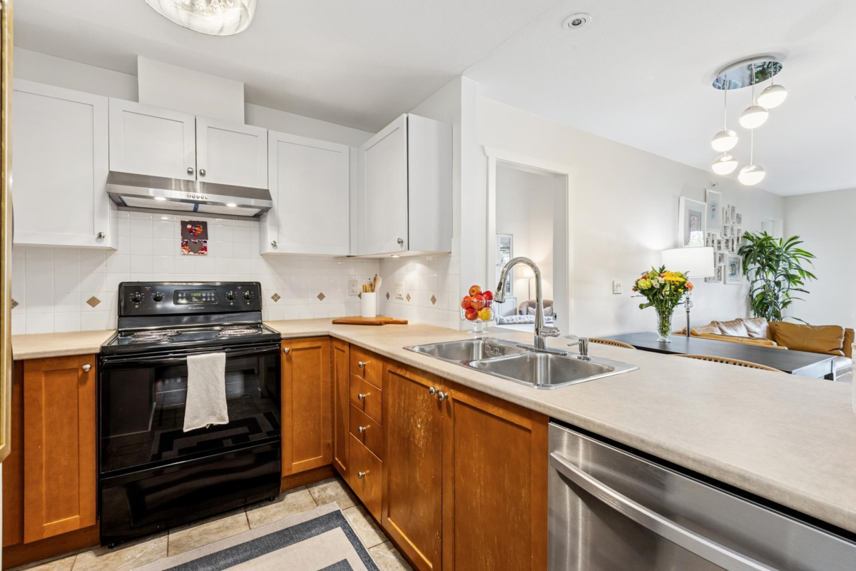 Primary Bathroom Photo of 404 183 W 23rd Street, North Vancouver, BC