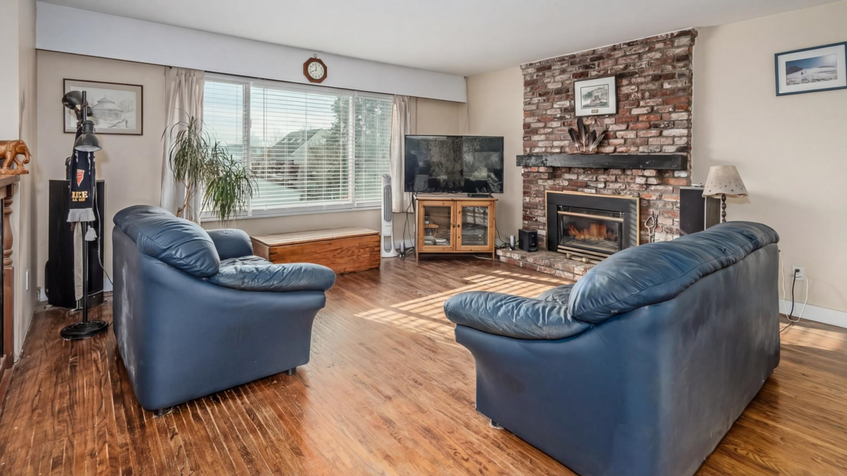 Living Room Photo of 11891 No. 2 Road, Richmond, BC