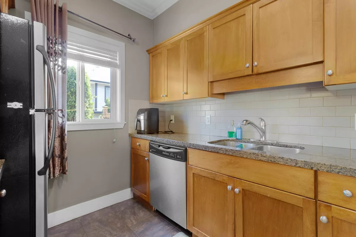 Kitchen Island Photo of 18 31235 Upper Maclure Road, Abbotsford, BC