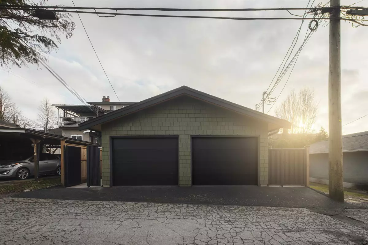 Laundry Room Photo of 2 2755 W 11th Avenue, Vancouver, BC