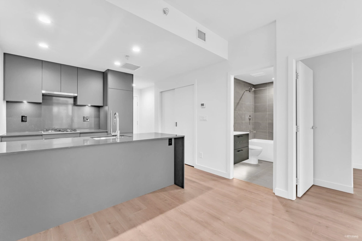 Kitchen Island Photo of 1607 2181 Madison Avenue, Burnaby, BC