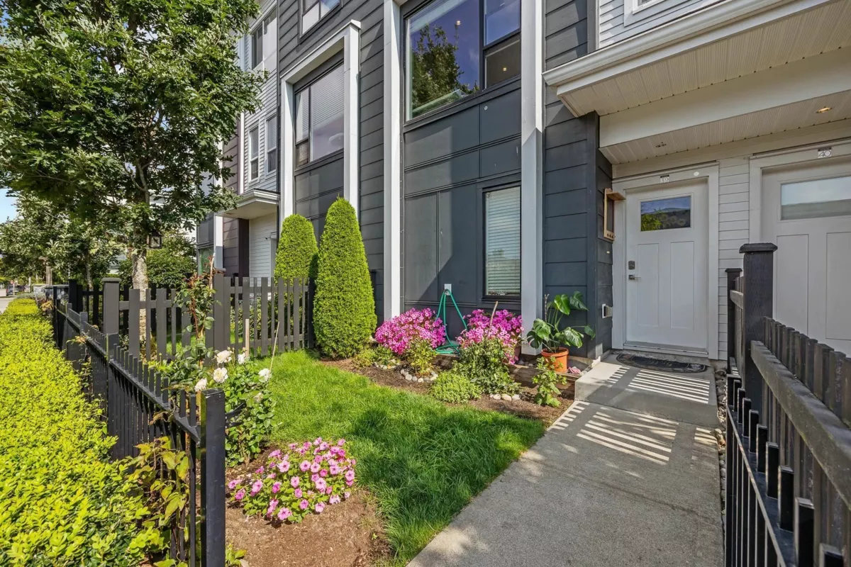 Living Room Photo of 39 16336 23a Avenue, Surrey, BC