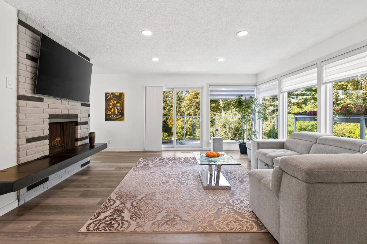 Kitchen Photo of 11906 100 Avenue, Surrey, BC