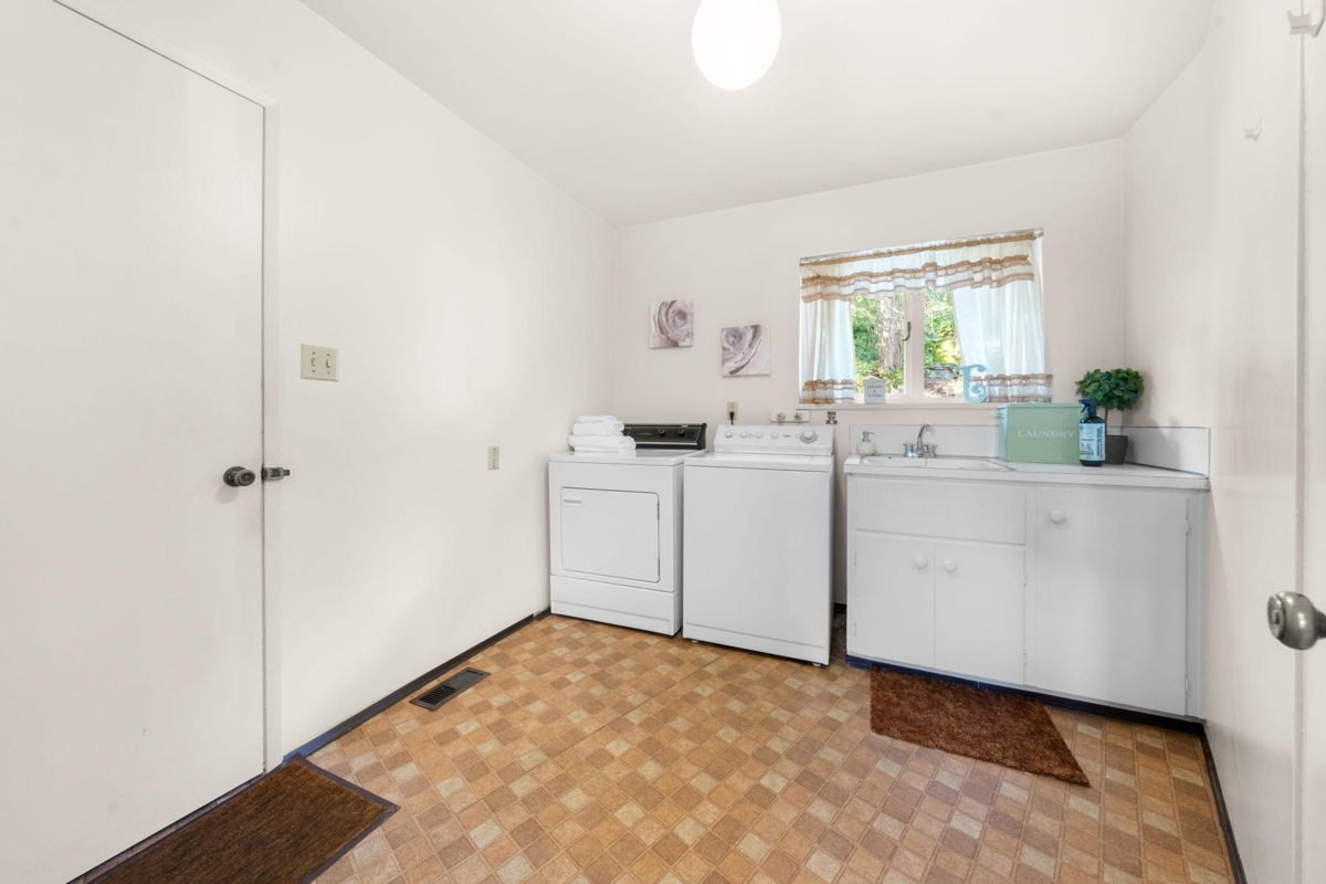 Front Yard Photo of 895 Elveden Row, West Vancouver, BC