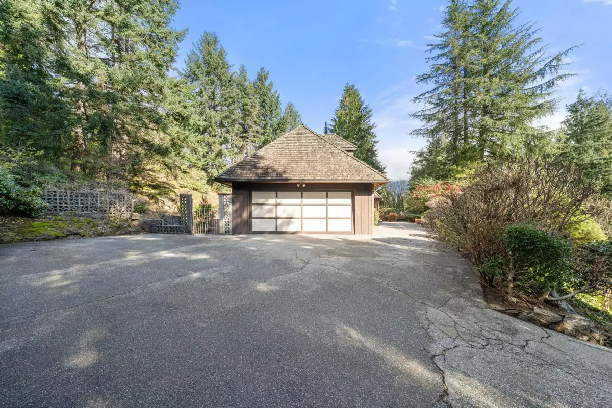 Hot Tub / Spa Photo of 895 Elveden Row, West Vancouver, BC