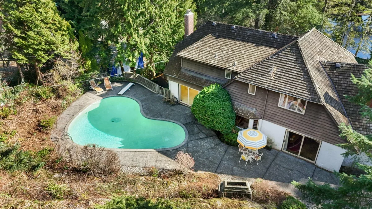 Living Room Photo of 895 Elveden Row, West Vancouver, BC