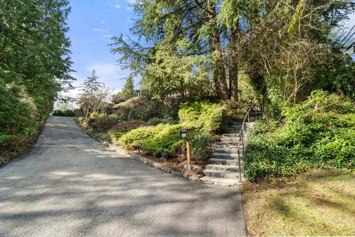 Outdoor Kitchen Photo of 895 Elveden Row, West Vancouver, BC