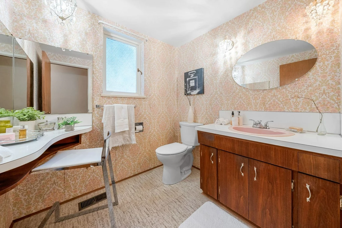 Powder Room Photo of 895 Elveden Row, West Vancouver, BC