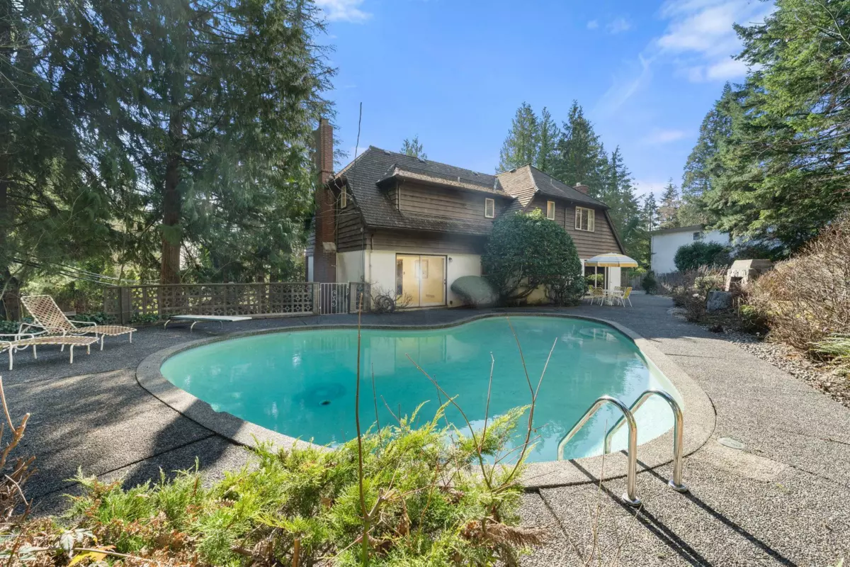 Swimming Pool Photo of 895 Elveden Row, West Vancouver, BC