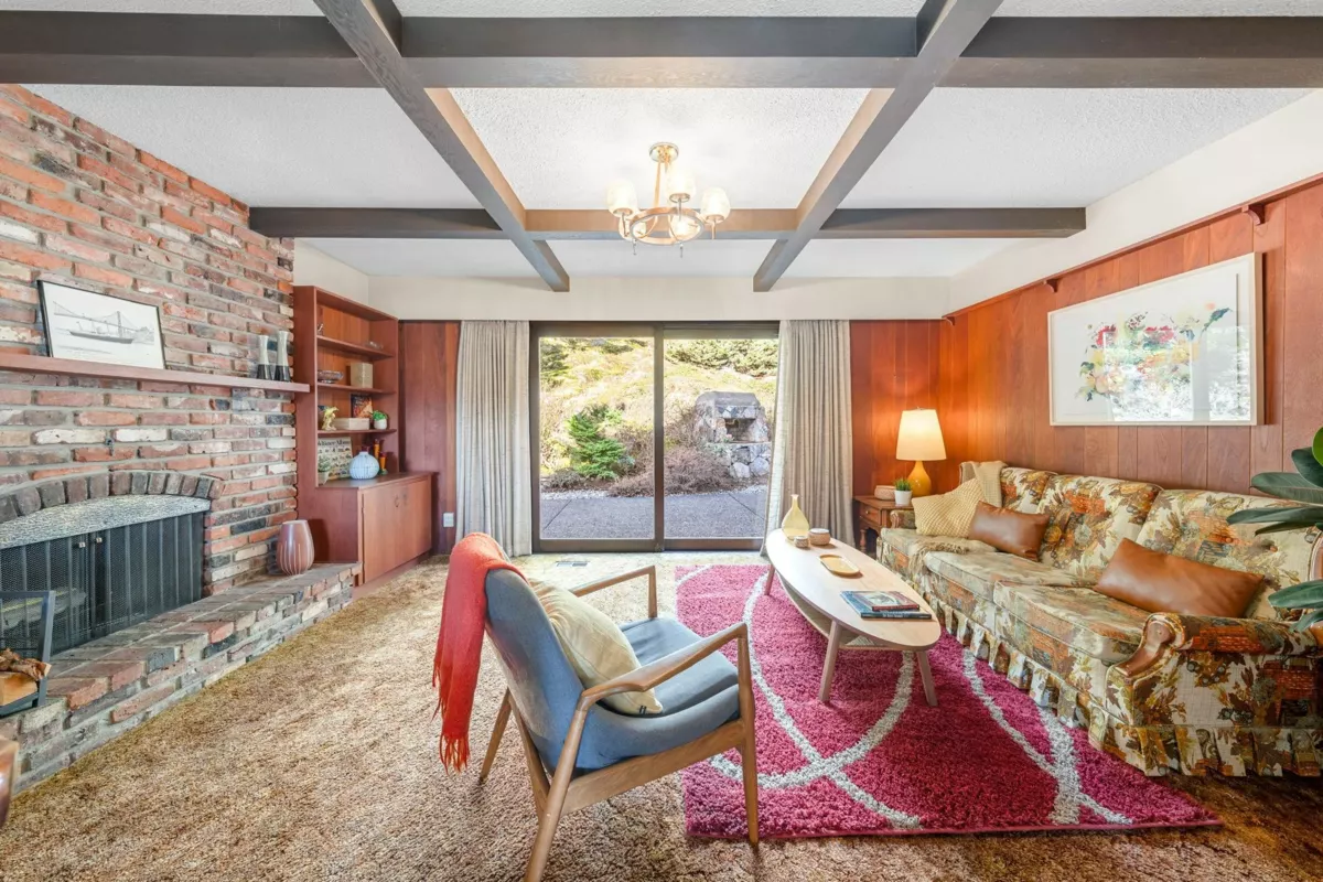 Walk-In Closet Photo of 895 Elveden Row, West Vancouver, BC