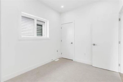 Entry Foyer Photo of 19415 70 Avenue, Surrey, BC
