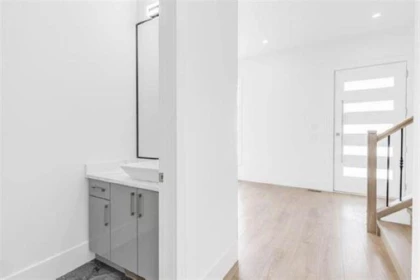 Primary Bathroom Photo of 19415 70 Avenue, Surrey, BC