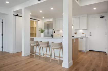 Kitchen Island Photo of 205 33160 Plaxton Crescent, Abbotsford, BC