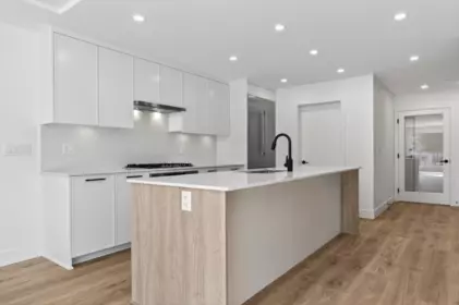 Kitchen Island Photo of 6 33160 Plaxton Crescent, Abbotsford, BC