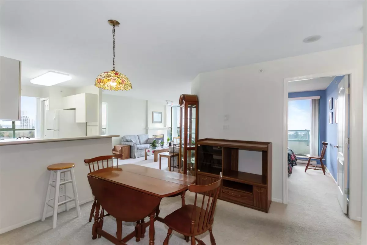 Dining Area Photo of 906 6622 Southoaks Crescent, Burnaby, BC