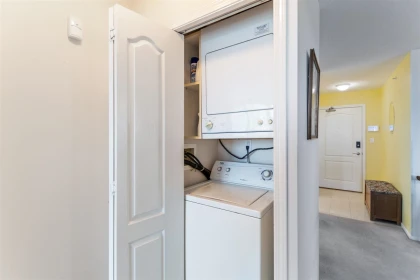 Hallway Photo of 906 6622 Southoaks Crescent, Burnaby, BC
