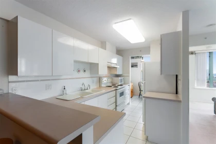 Kitchen Island Photo of 906 6622 Southoaks Crescent, Burnaby, BC