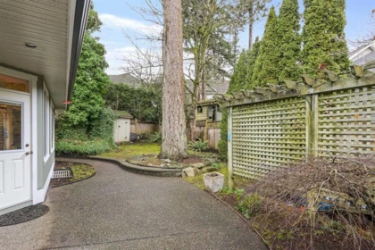 Front Yard Photo of 15560 36b Avenue, Surrey, BC