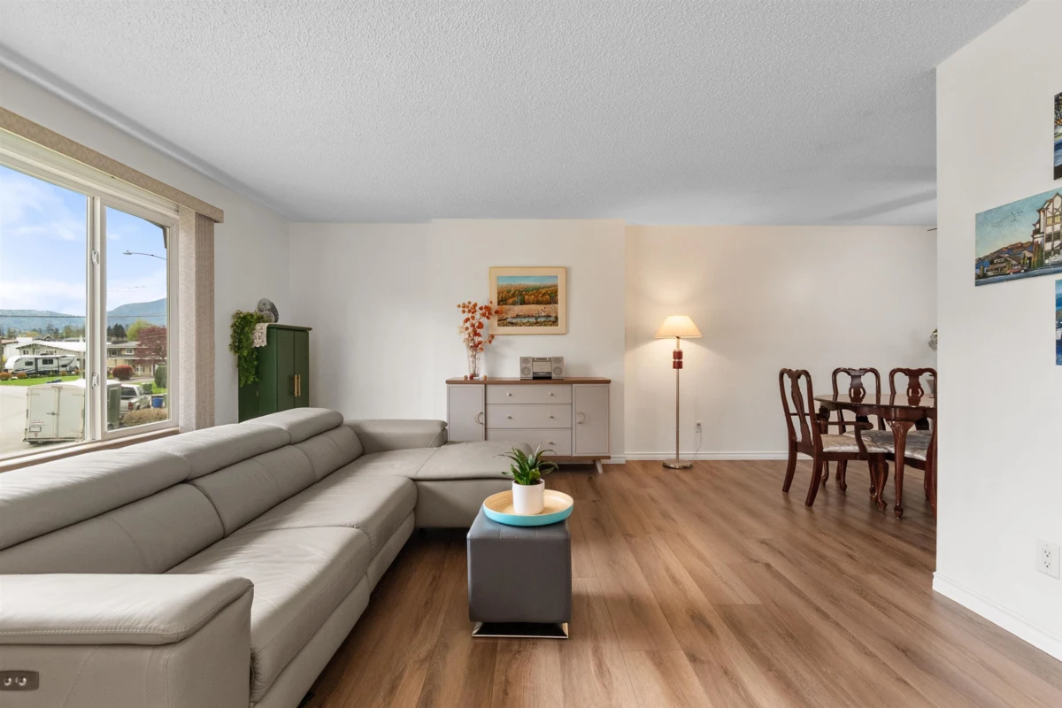 Living Room Photo of 7205 Gordon Drive, Chilliwack, BC