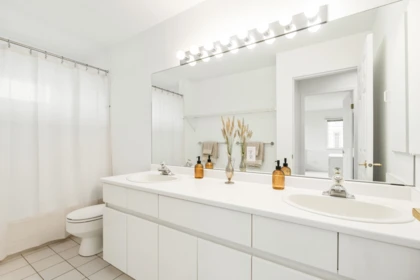 Hallway Photo of 2372 Kings Avenue, West Vancouver, BC