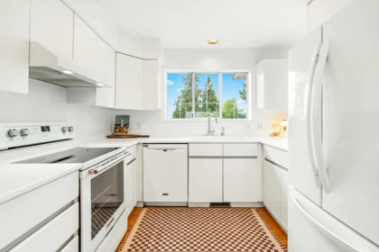 Kitchen Island Photo of 2372 Kings Avenue, West Vancouver, BC
