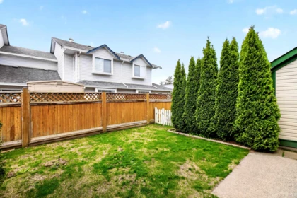Front Yard Photo of 206 20675 118 Avenue, Maple Ridge, BC