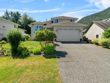 336 Chestnut Avenue, Harrison Hot Springs, BC, Harrison Hot Springs — Single Family Residence for sale