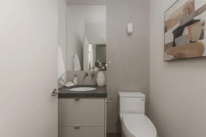 Primary Bathroom Photo of 1 638 E 46th Avenue, Vancouver, BC