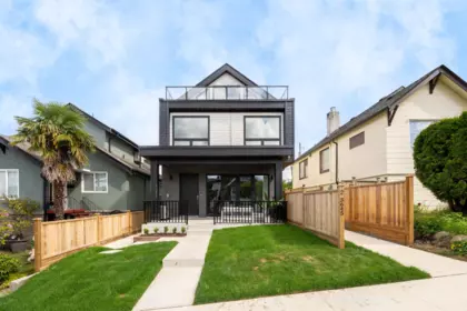 Backyard Photo of 1 3645 Dundas Street, Vancouver, BC