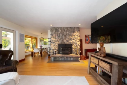 Breakfast Nook Photo of 1177 Adams Road, Bowen Island, BC