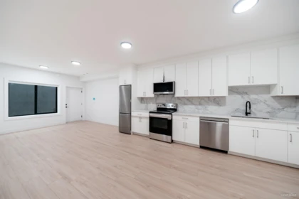 Hallway Photo of 817 Cornell Avenue, Coquitlam, BC
